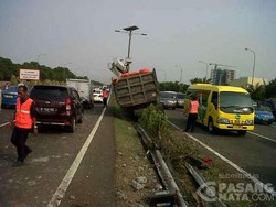 Truk Nyangkut Pembatas Jalan Tol Sedyatmo, Lalin Bandara Arah Pluit Padat