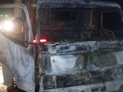 Truk Muat Rongsokan Terbakar Usai Tabrak Pemotor