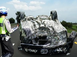 Yaris Kecelakaan di Tol JORR, Lalin Fatmawati-Cikunir Tersendat