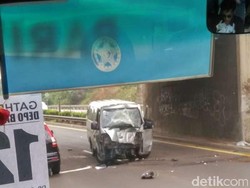 Tabrak Jembatan Penyeberangan di Tol JORR, Minibus Ringsek