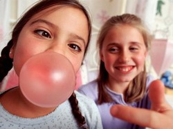 Tak Sengaja Telan Permen Karet, Benarkah Bisa Tersumbat di Usus?