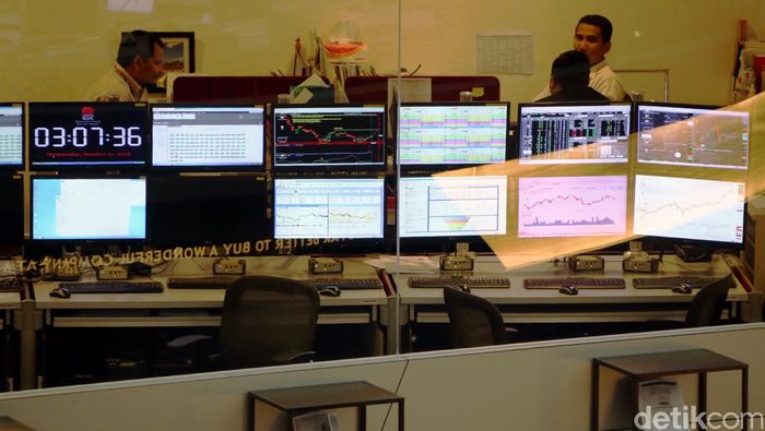 Indeks harga saham gabungan (IHSG) berbalik melemah 0,07% atau 3,04 poin ke level 4.497,91 pada perdagangan Rabu (18/11/2015). Sementara HP Analytics mengemukakan indeks MSCI Asia Pacific dibuka menguat pagi tadi, didorong oleh penguatan pada saham di bursa Jepang. Mata uang yen melemah terhadap dolar menjelang pertemuan bank sentral Jepang (BOJ). Para investor juga menanti hasil minutes dari the Fed yang akan dirilis hari ini. IHSG hari diperkirakan bergerak di kisaran 4.4534.545, Rabu (18/11/2015). Rachman Haryanto/detikcom.