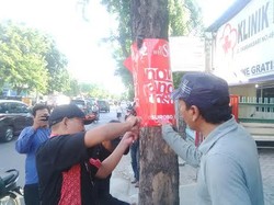 Poster Risma-Whisnu di Tambaksari Dicopoti Panwas, Mengapa?