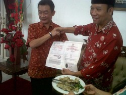 Akhiri Polemik, Fudji Wong Serahkan Merek Mendoan ke Bupati Banyumas