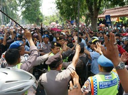 Demo Ribuan Buruh di Jombang Sempat Ricuh