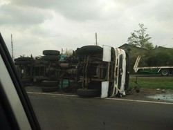 Truk Tronton Terguling di Km 60 Tol Purbaleunyi Arah Bandung