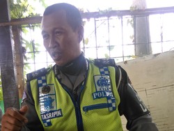 Berbagi dengan Warga, Aiptu Tasripin Sering Sedot Bensin Hingga Tertelan