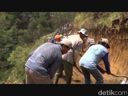 Ribuan Warga di Lereng Gunung Bromo Membuat Jalur Evakuasi