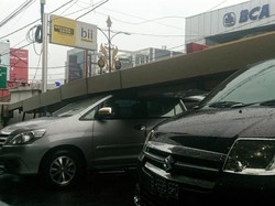 Hujan dan Angin Kencang di Sukabumi, Papan Reklame Roboh Timpa 2 Mobil