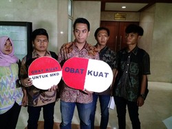 5 Mahasiswa Ini Beri Obat Kuat ke MKD Agar Semangat Usut Kasus Novanto