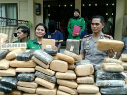 Truk Angkut Ganja Senilai Rp 1,2 M ini Disergap Polisi Depok di Bekasi