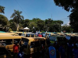 Demo Sopir Angkot Lumpuhkan Lalu Lintas di Surabaya