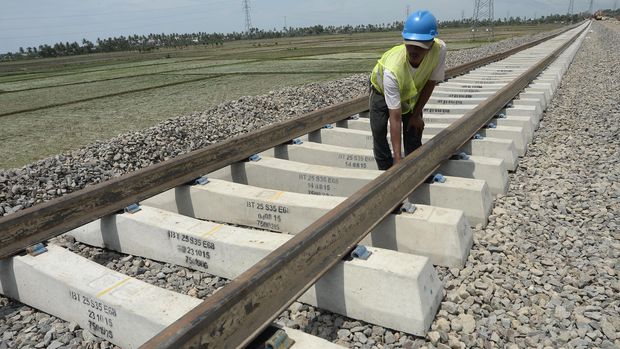 Pekerja memeriksa rel kereta api yang sudah dipasang di Desa Lalabata, Tanete Rilau, Barru, Sulawesi Selatan, Rabu (18/11). Jalur kereta api Trans Sulawesi rencananya akan dibangun mulai dari Makassar menuju Manado dan tahap pertama pembangunan sepanjang 165 kilometer ditargetkan tiga tahun ke depan sudah sampai kota Pare-Pare. ANTARA FOTO/Dewi Fajriani/aww/15.