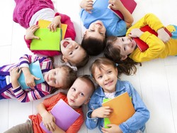 Lakukan Ini Yuk, Bun, untuk Bantu si Kecil Jadi Anak Cerdas