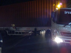 Truk Melintang di Km 30 Jl Raya Bogor, Lalin Arah ke Jakarta Padat