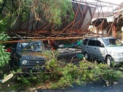 Panjat Dinding Setinggi 15 Meter Roboh Timpa Mobil dan Motor