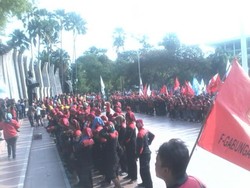 Ratusan Buruh Kumpul di Tugu Proklamasi Tolak PP 78 Tentang Pengupahan