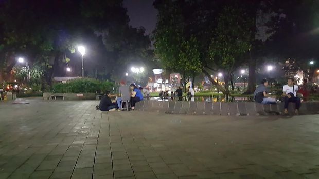 Hasil carian imej untuk ‪taman suropati malam‬‏