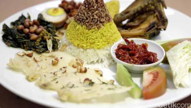Rempeyek disajikan dengan tumpeng