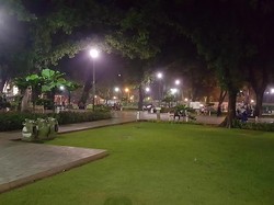 Melihat Dunia Lain, Kehidupan Malam di Taman Suropati Menteng