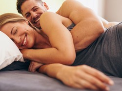 5 Keuntungan Bercinta dengan Posisi Spooning, Pasutri Harus Coba
