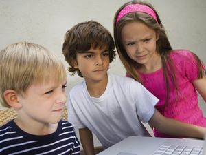 Alat Bantu untuk Pantau Anak Internetan Alat Bantu untuk Pantau Anak Internetan