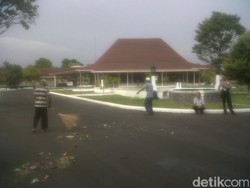 Sri Paku Alam IX Meninggal, Abdi Dalem dan Keluarga Bersiap di Rumah Duka