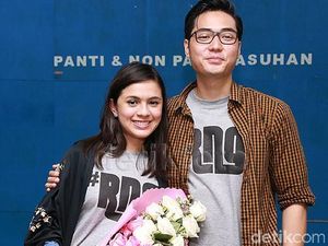 Ngidam! Nycta Gina Makan Es Krim ke Singapura