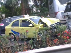 Taksi Hantam Alphard Putih di Tol Bandara, Macet 2 Km