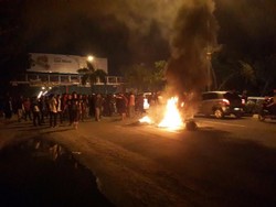 Massa HMI Bakar Ban di Tengah Jalan di Pekanbaru, Panitia Kongres Diprotes