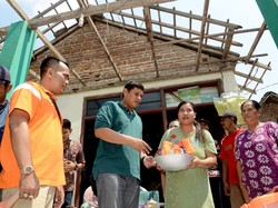 Wali Kota Kediri Sumbang Alat Masak hingga Sarung ke 3 Korban Rumah Roboh