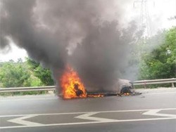 Mobil Terbakar di Tol Jakarta-Cikampek, Lalu Lintas Macet 1 Km