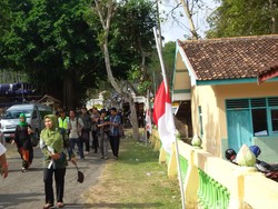 Bendera Setengah Tiang Berkibar Menuju Makam Sri Paduka Paku Alam IX
