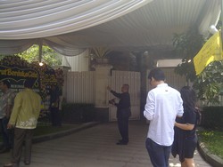 Novanto Cs Antar Jenazah Ibunda Reza Chalid ke Pemakaman