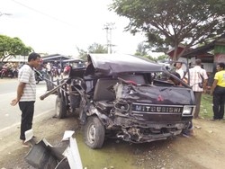Truk Tangki Adu Banteng dengan Pikap di Aceh Besar, 3 Orang Terluka