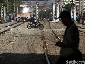 Abaikan Keselamatan, Masih Ada Pengendara Terobos Perlintasan KA
