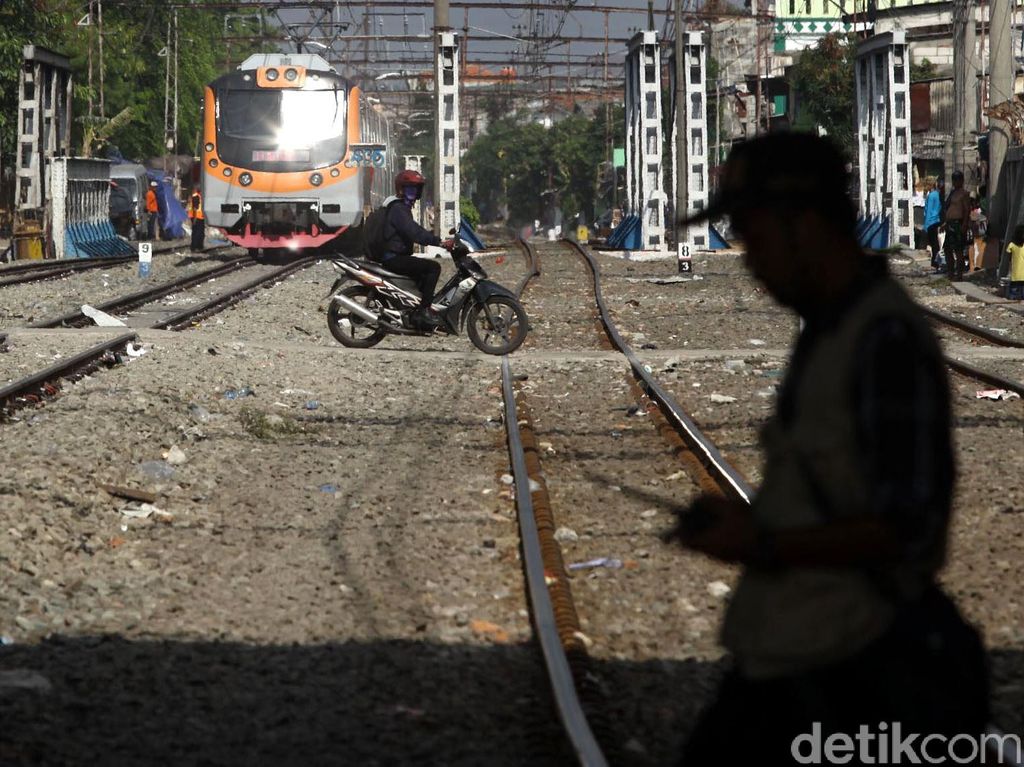 Abaikan Keselamatan, Masih Ada Pengendara Terobos Perlintasan KA Abaikan Keselamatan, Masih Ada Pengendara Terobos Perlintasan KA