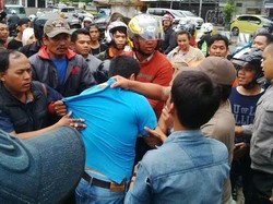 Pengemudi Diduga Mabuk Tabrak Tiang Listrik di Pasar Inpres Jaksel