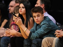 Hot News! Justin Bieber Kepergok Kunjungi Rumah Selena Gomez