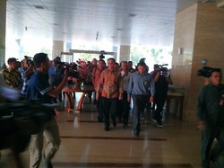 Jalanan Macet, Ahok Jalan Kaki Sambangi BPK Lewat JPO