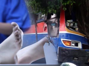 3 Orang Satu Keluarga di Bojonegoro Tewas Ditabrak Bus Usai Jenguk Orang Sakit 3 Orang Satu Keluarga di Bojonegoro Tewas Ditabrak Bus Usai Jenguk Orang Sakit