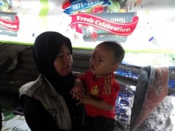 Ramai di Media Sosial, Ibu Go-Jek Narik Motor Sambil Gendong Bayi