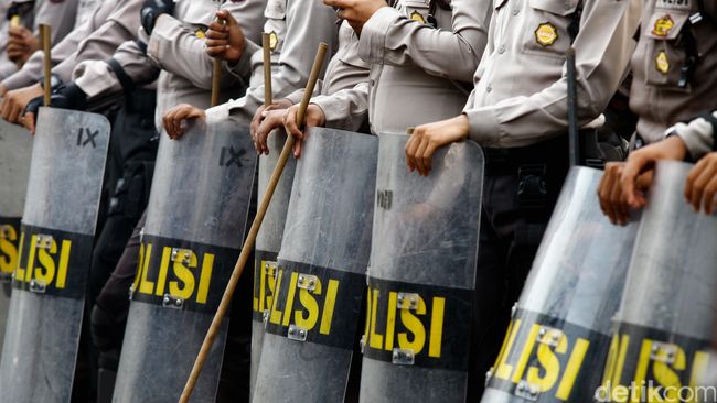 Malang Nasib Mahasiswa Dibanting Polisi Saat Ricuh Demo di Tangerang Malang Nasib Mahasiswa Dibanting Polisi Saat Ricuh Demo di Tangerang