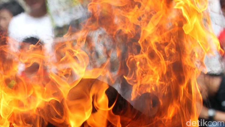 4 Mobil Terbakar di Parkiran TIS Square Tebet