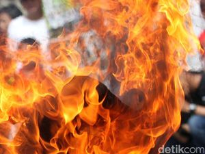 Gudang di Pulogadung Terbakar, 17 Unit Mobil Damkar Dikerahkan Gudang di Pulogadung Terbakar, 17 Unit Mobil Damkar Dikerahkan