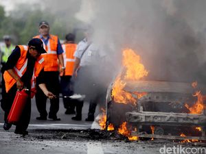Mobil Pikap Terbakar, Tol Medan-Tebing Tinggi Sempat Ditutup Mobil Pikap Terbakar, Tol Medan-Tebing Tinggi Sempat Ditutup