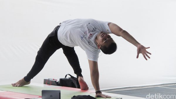 Siapa Mau Latihan Yoga Bareng Anjasmara?