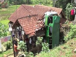 Ditinggal Sopir Makan, Mobil Angkutan Jalan Sendiri dan Terjun ke Jurang