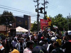 Ratusan Remaja dan Fatayat Kembali Demo KPU Mojokerto