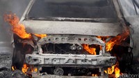 Mobil Jeep Terbakar di Parkiran Mal Jaksel, Diduga karena Bocor Selang Bensin